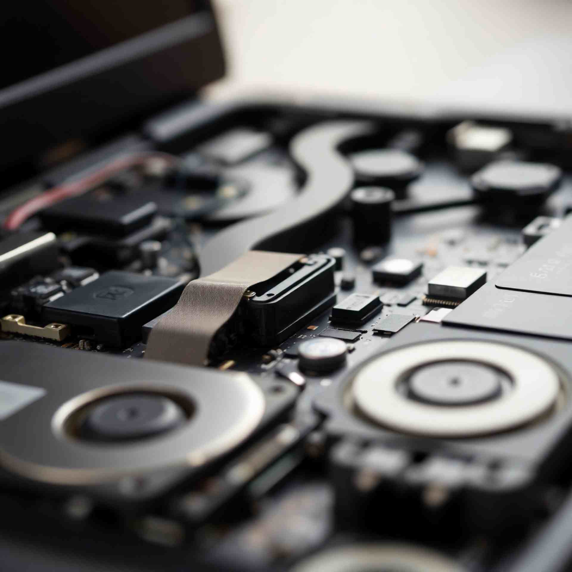 Hände arbeiten an einem Plan